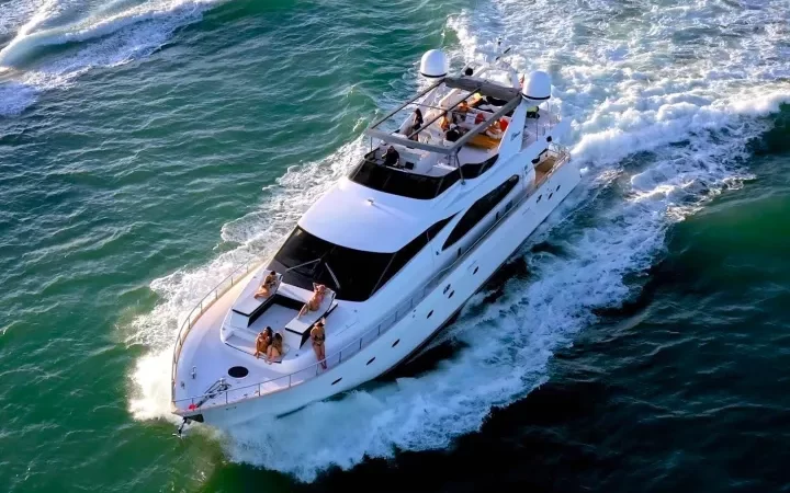 85' Azimut - Yate para Alquilar en Miami, Florida