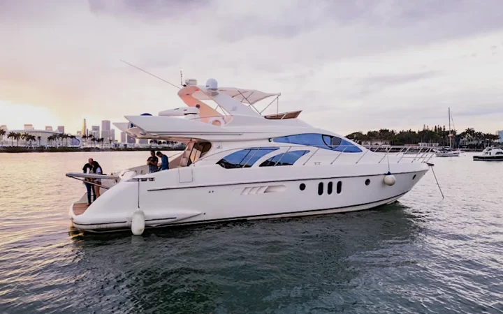 57' Azimut - Yate para Alquilar en Miami, Florida