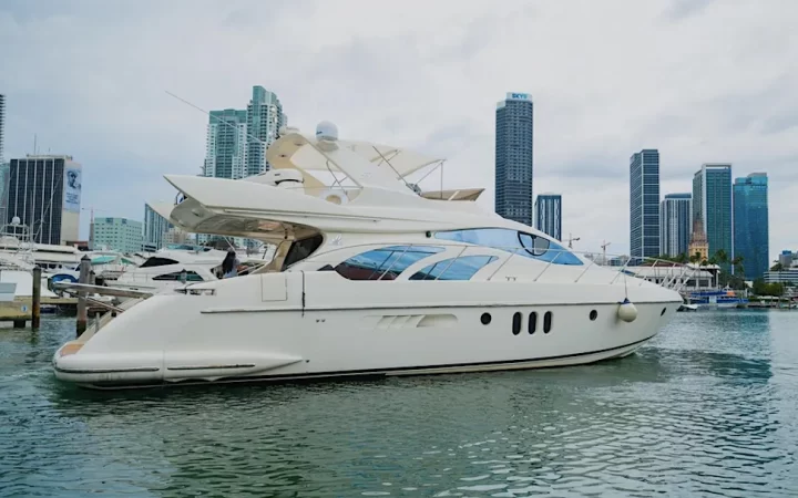 57' Azimut - Yate para Alquilar en Miami, Florida