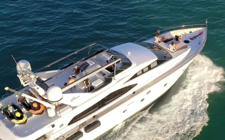 85' Azimut - Yate para Alquilar en Miami, Florida