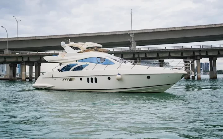 57' Azimut - Yate para Alquilar en Miami, Florida